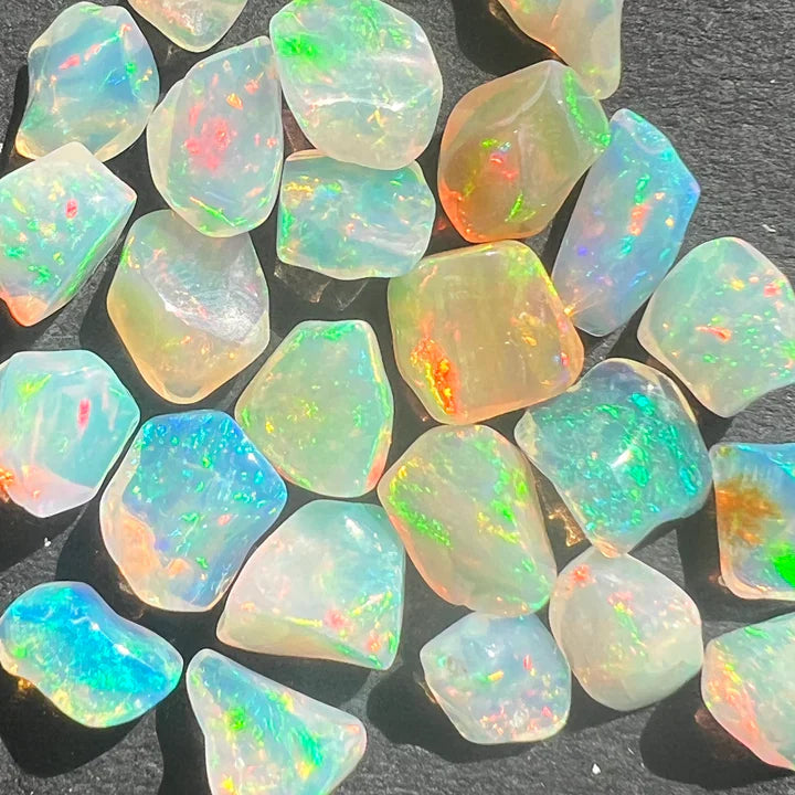 Pietre rulate opal October Birthstone – piatra lunii Octombrie și simbol al transformării și intuiției