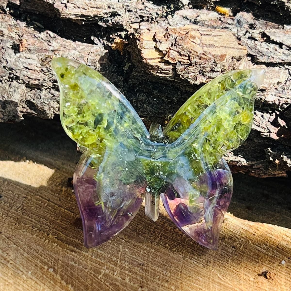 Bijuterie PAugust Birthstone, simbol al regenerării, prospețimii și echilibrului interior.