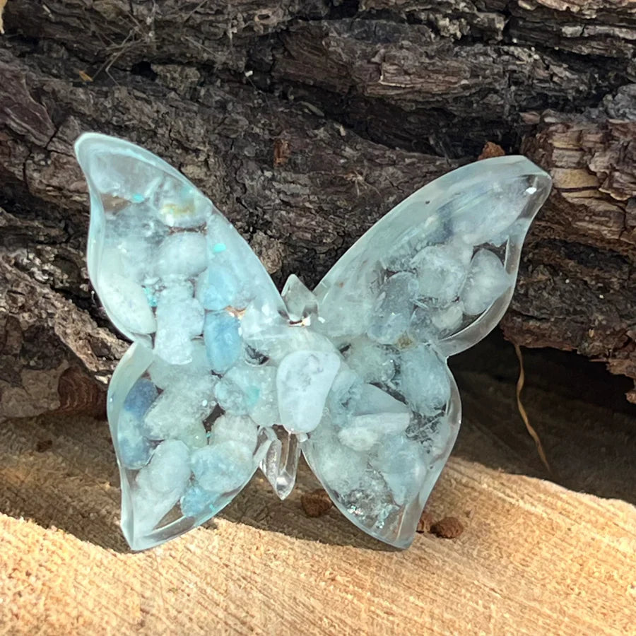 UN FLUTURE ACVAMARIN PE UN SUPORT DE  LEMN PIATRA LUNII DE NASTERE MARTIE