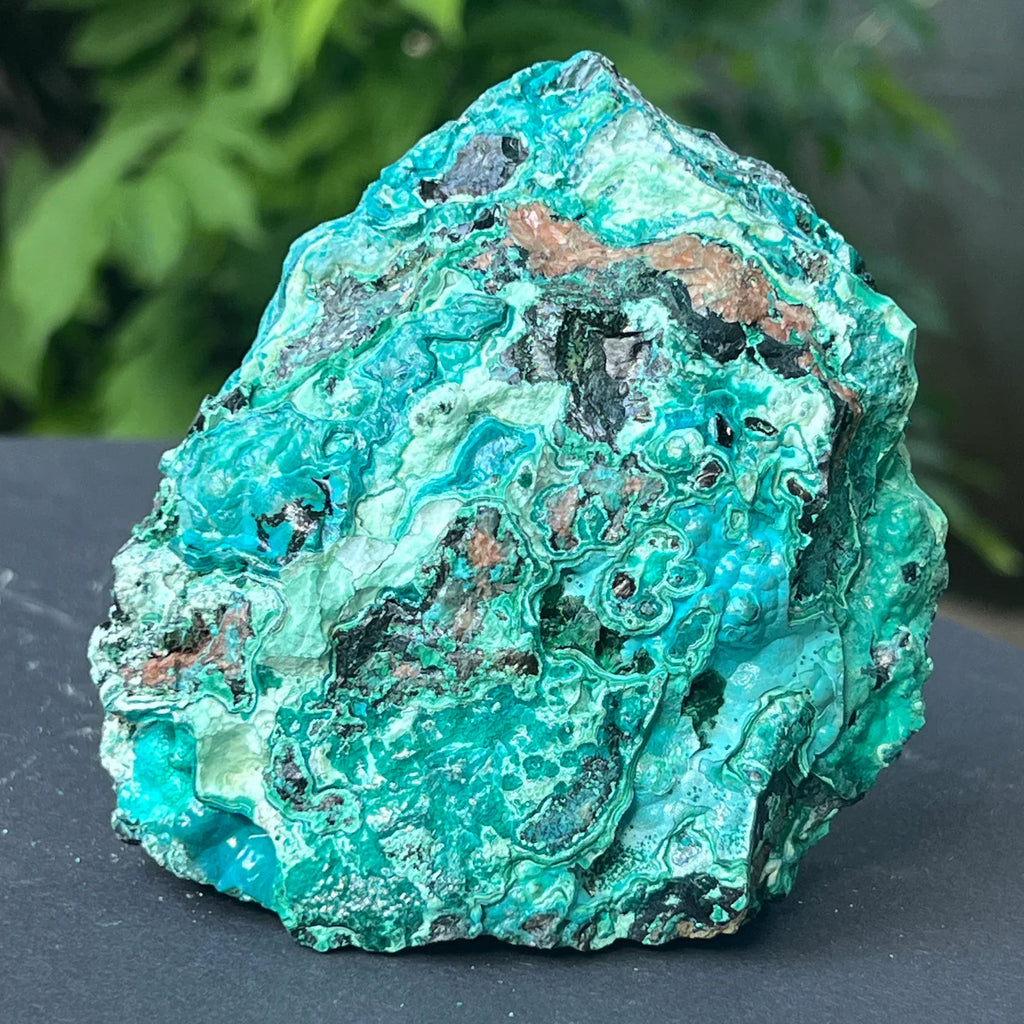 Raw natural chrysocolla mineral with intricate blue-green patterns and rough texture. Credit foto: Photo by Druzy.ro (original content)