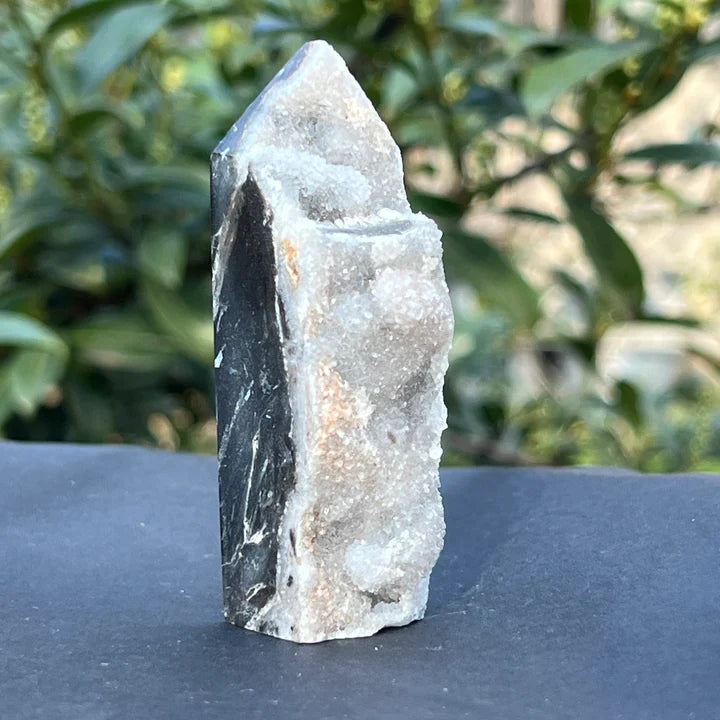 Sfarelit natural cu druză de cuarț – cristal de protecție, claritate mentală și echilibru energetic