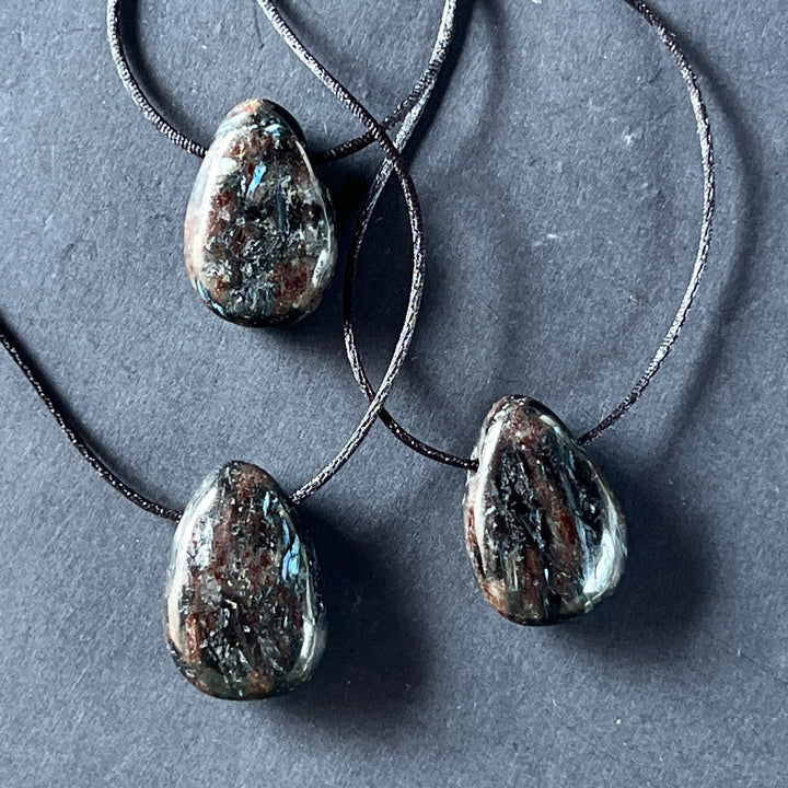 Pandantive cu Arfvedsonit natural – piatră semiprețioasă cu reflexe albastre, simbol al clarității mentale și al protecției spirituale