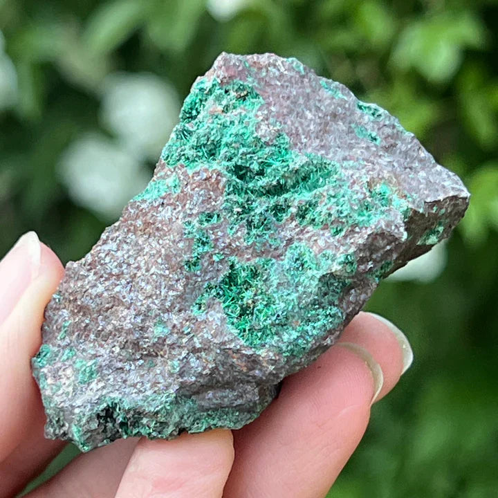 Brochantit natural verde – mineral de cupru cu cristale lucioase, piatră semiprețioasă pentru colecționari