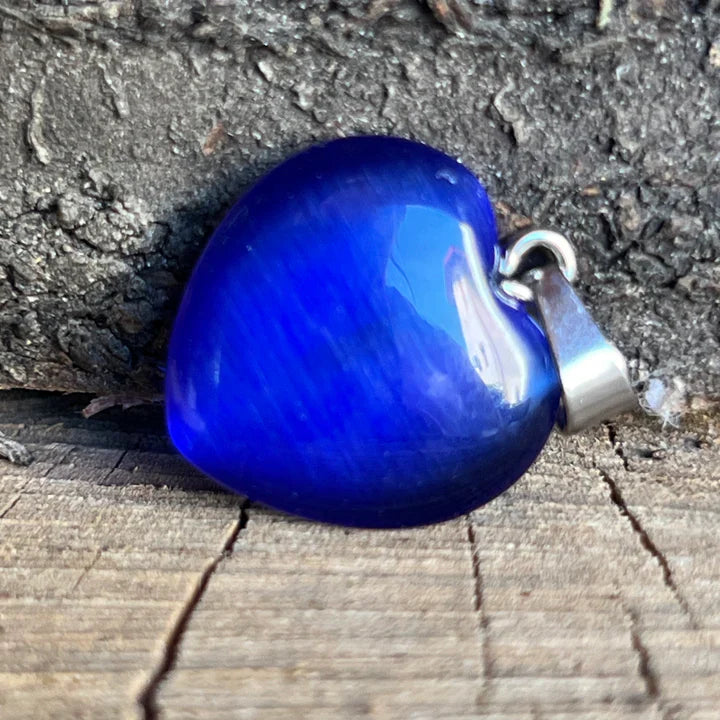 Pandantiv în formă de inimă din Ulexit albastru – piatra televizor, simbol al clarității mentale și intuiției luminate