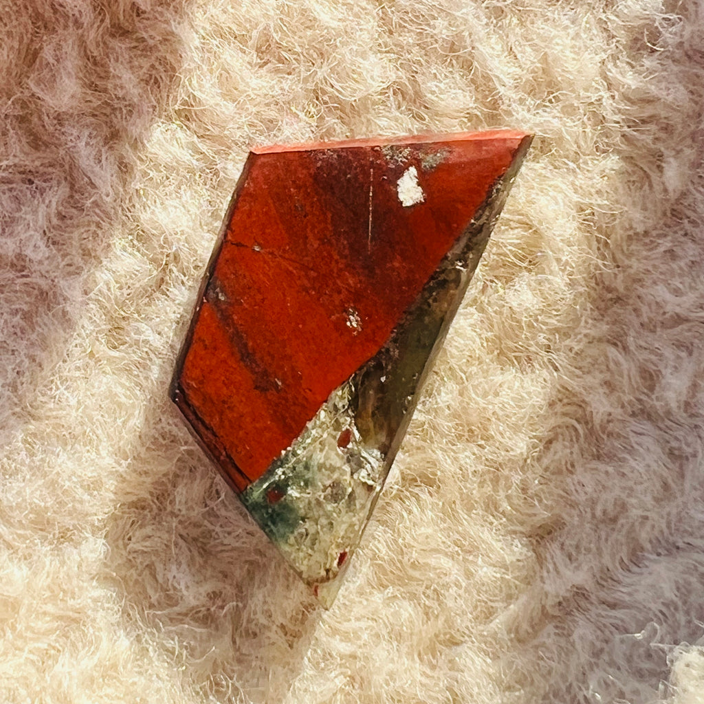 Cabochon jasp piatra sangelui/seftonit m3, druzy.ro, cristale 3