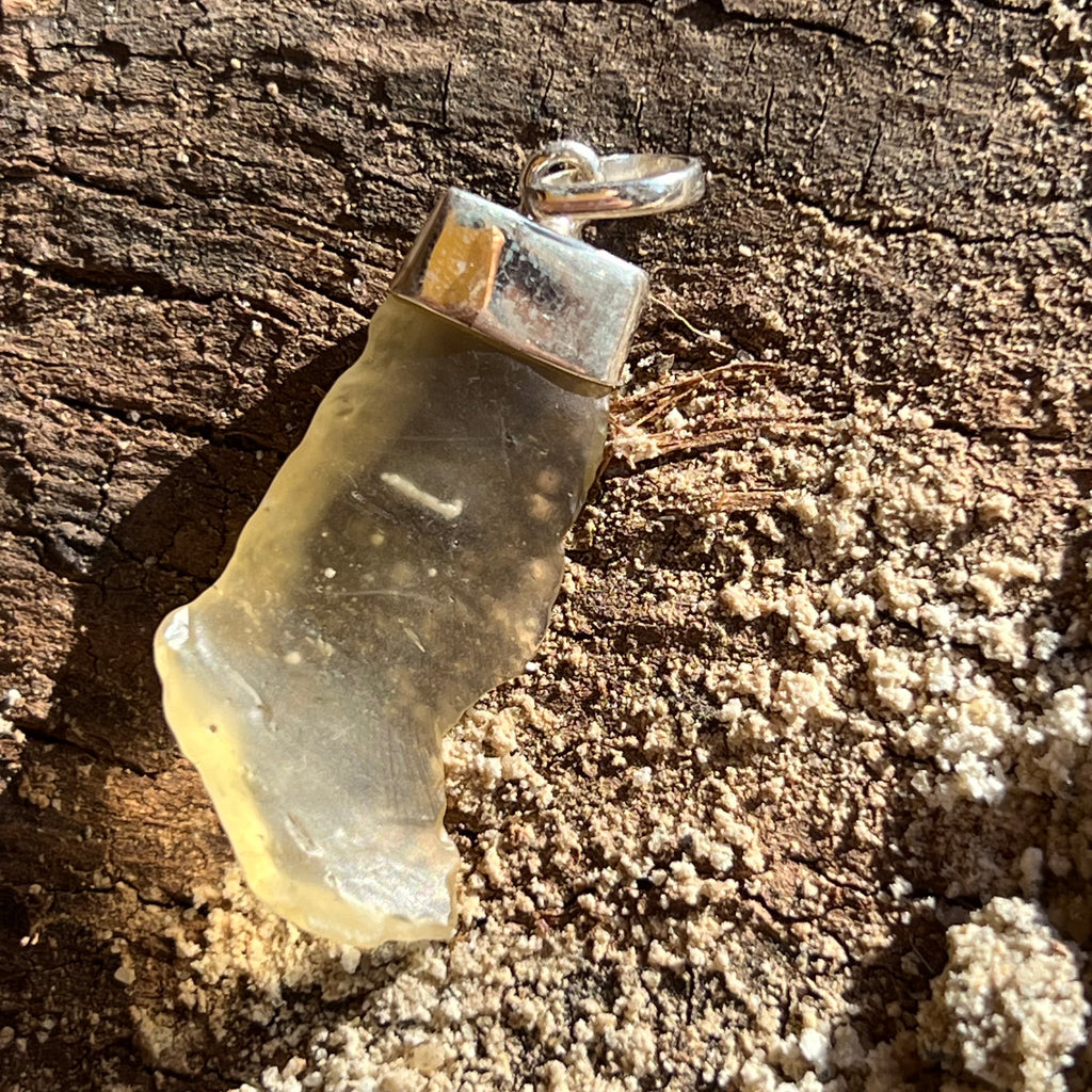 Pandantiv tectita aurie, sticla desertului Libia, meteorit, calitate AAA, model 2, druzy.ro, cristale 2