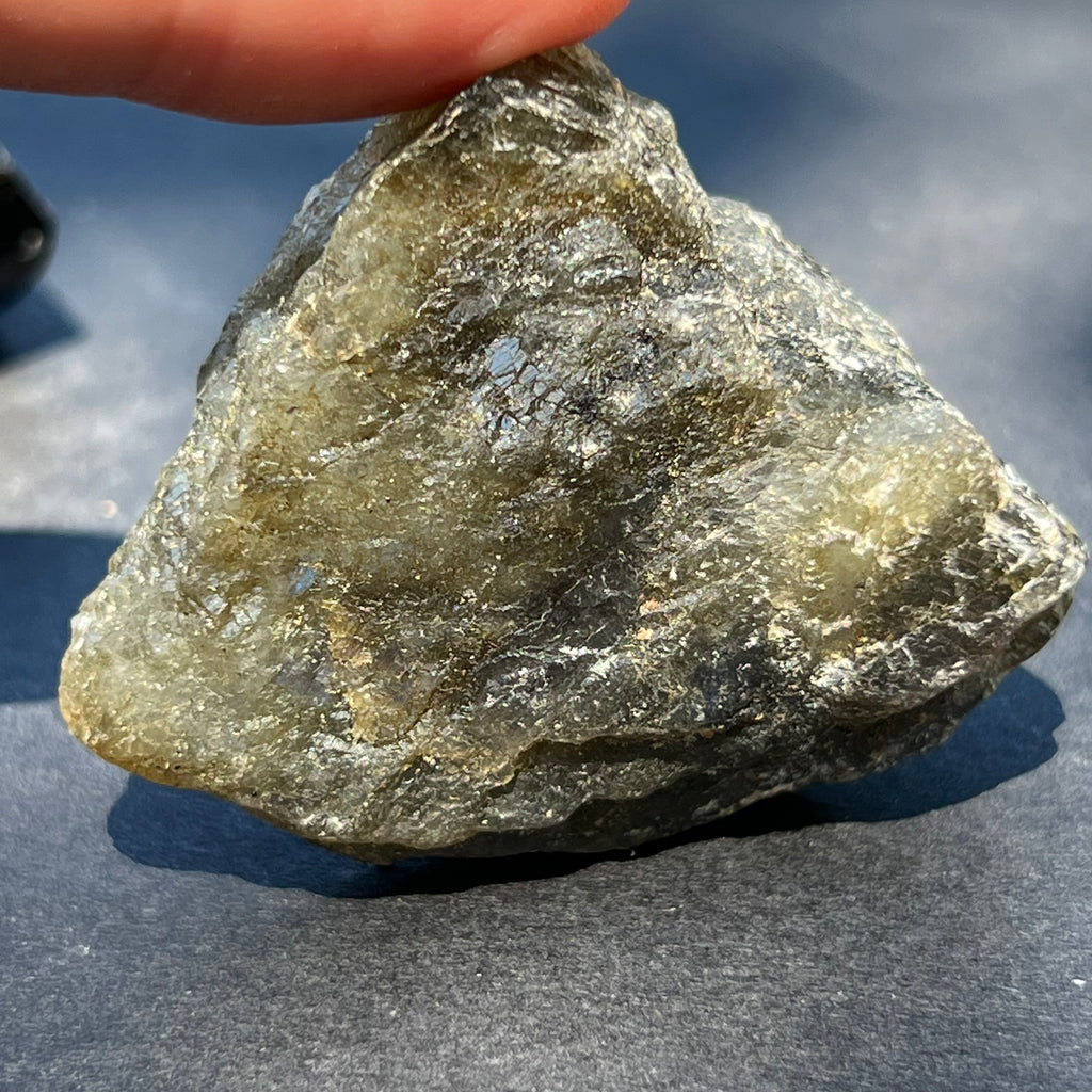 Labradorit piatra bruta polisata pe o fata m1, druzy.ro, cristale 2
