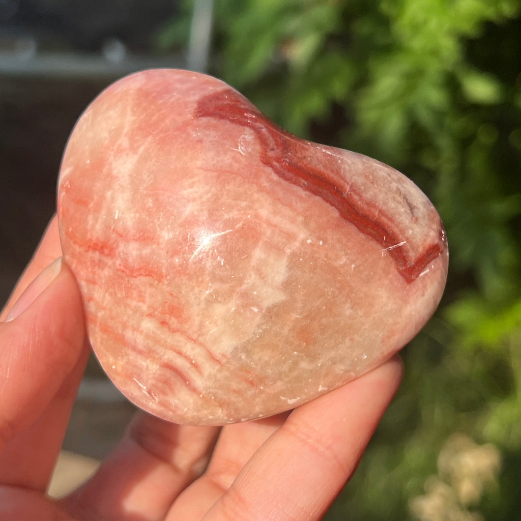 Inimă din calcit roz dungat m7, pietre semipretioase - druzy.ro 1 