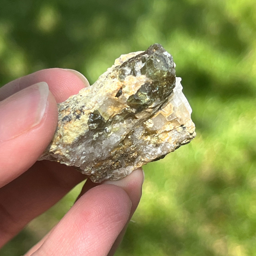 Cluster granat verde Demantoid pe matrice – specimen brut din Erongo, Namibia | Model 5, pietre semipretioase - druzy.ro 4 