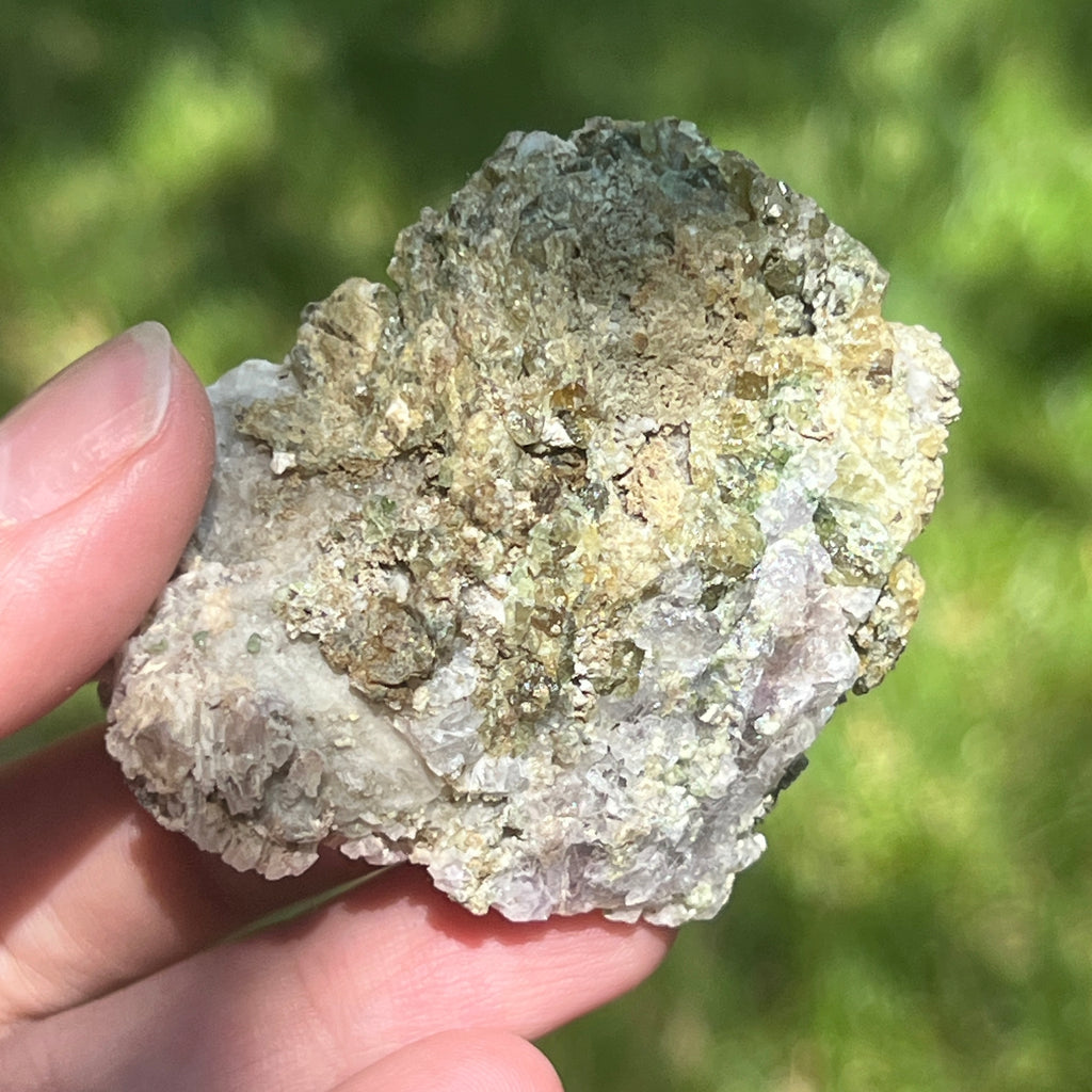 Cluster granat verde Demantoid pe matrice – specimen brut din Erongo, Namibia | Model 4, pietre semipretioase - druzy.ro 2 