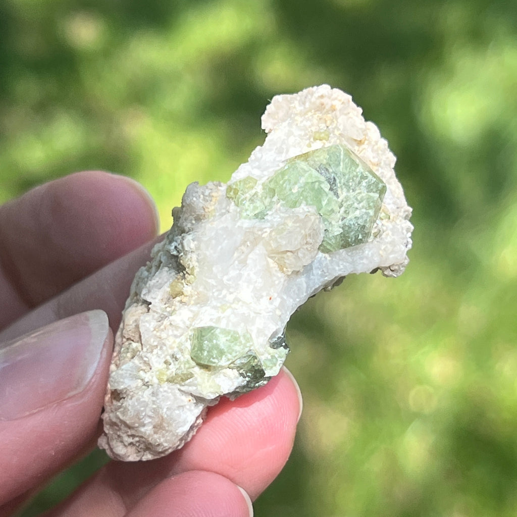 Cluster granat verde Demantoid pe matrice – specimen brut din Erongo, Namibia | Model 7, pietre semipretioase - druzy.ro 5 