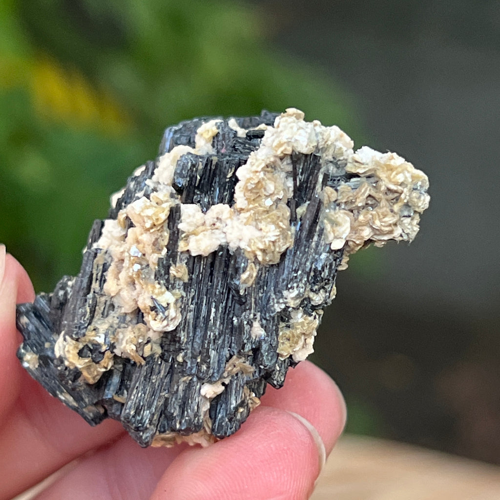 Cluster turmalina neagra cu vermiculita din Erongo m18, pietre semipretioase - druzy.ro 6 