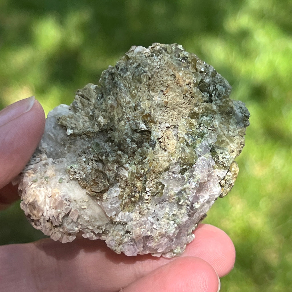 Cluster granat verde Demantoid pe matrice – specimen brut din Erongo, Namibia | Model 4, pietre semipretioase - druzy.ro 3 