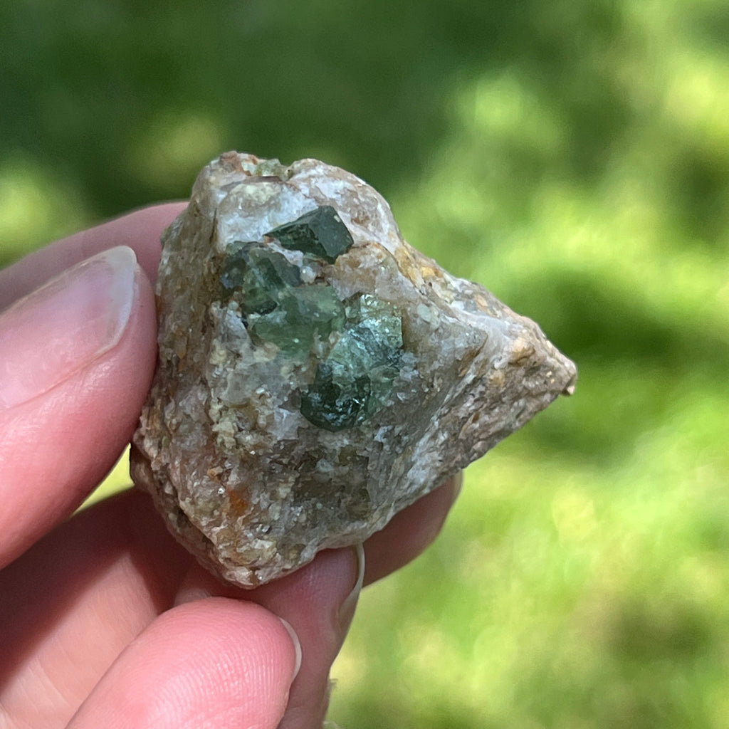 Cluster granat verde Demantoid pe matrice – specimen brut din Erongo, Namibia | Model 2, pietre semipretioase - druzy.ro 3 