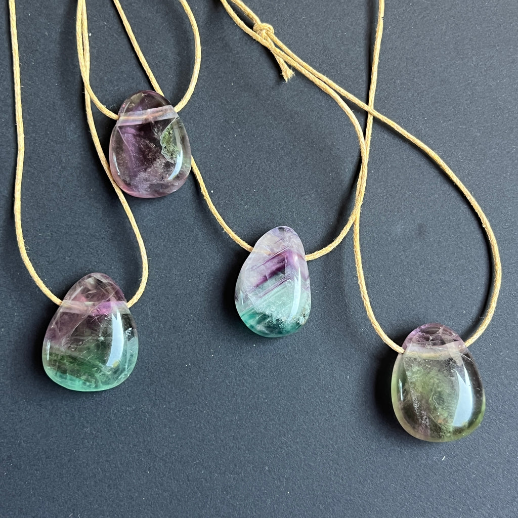 Colier pandantiv fluorit curcubeu DROP, pietre semipretioase - druzy.ro 2 