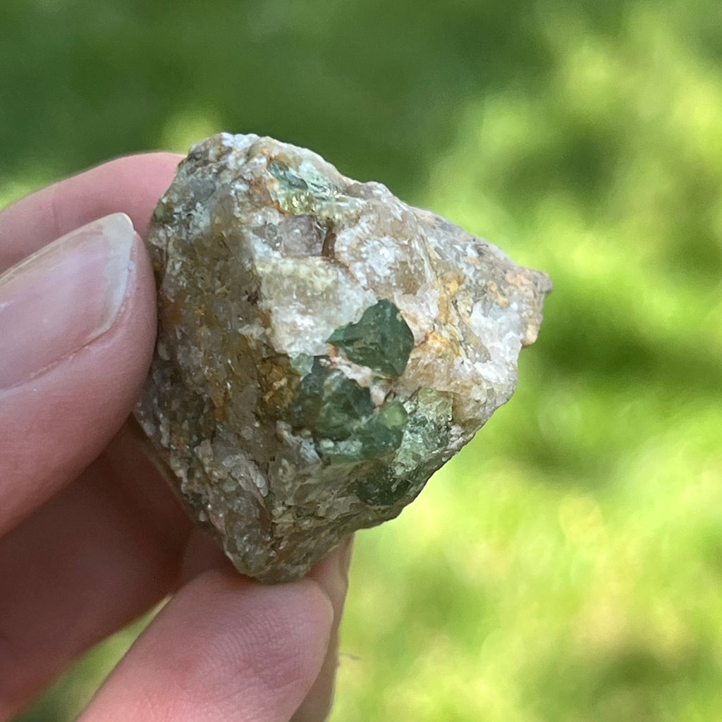 Cluster granat verde Demantoid pe matrice – specimen brut din Erongo, Namibia | Model 2, pietre semipretioase - druzy.ro 4 