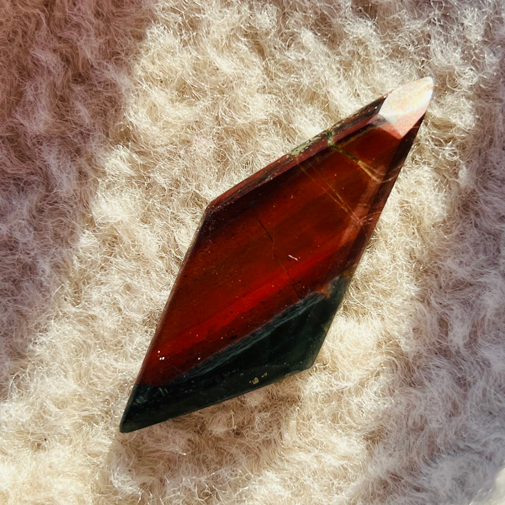 Cabochon jasp piatra sangelui/seftonit m12, druzy.ro, cristale 2