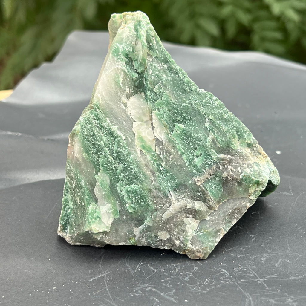 Jad verde piatra bruta model 7A, druzy.ro, pietre semipretioase 1