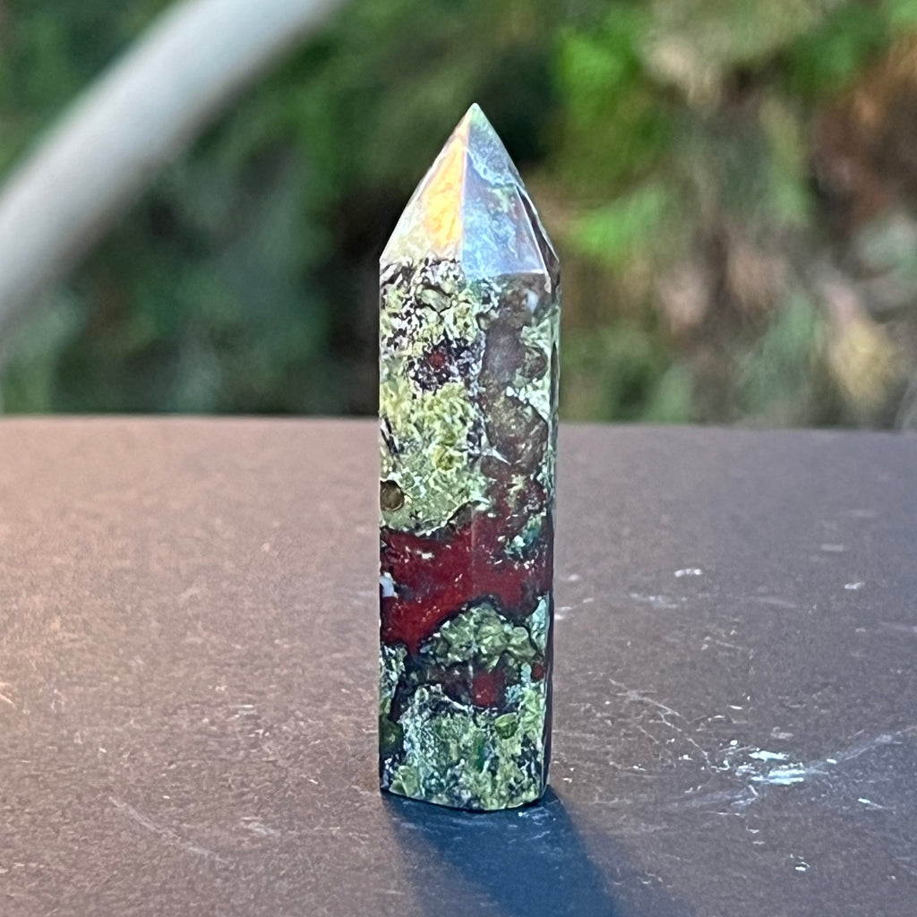 Obelisc mini piatra sangele dragonului (epidot&piedmontit) m8, druzy.ro, cristale 1