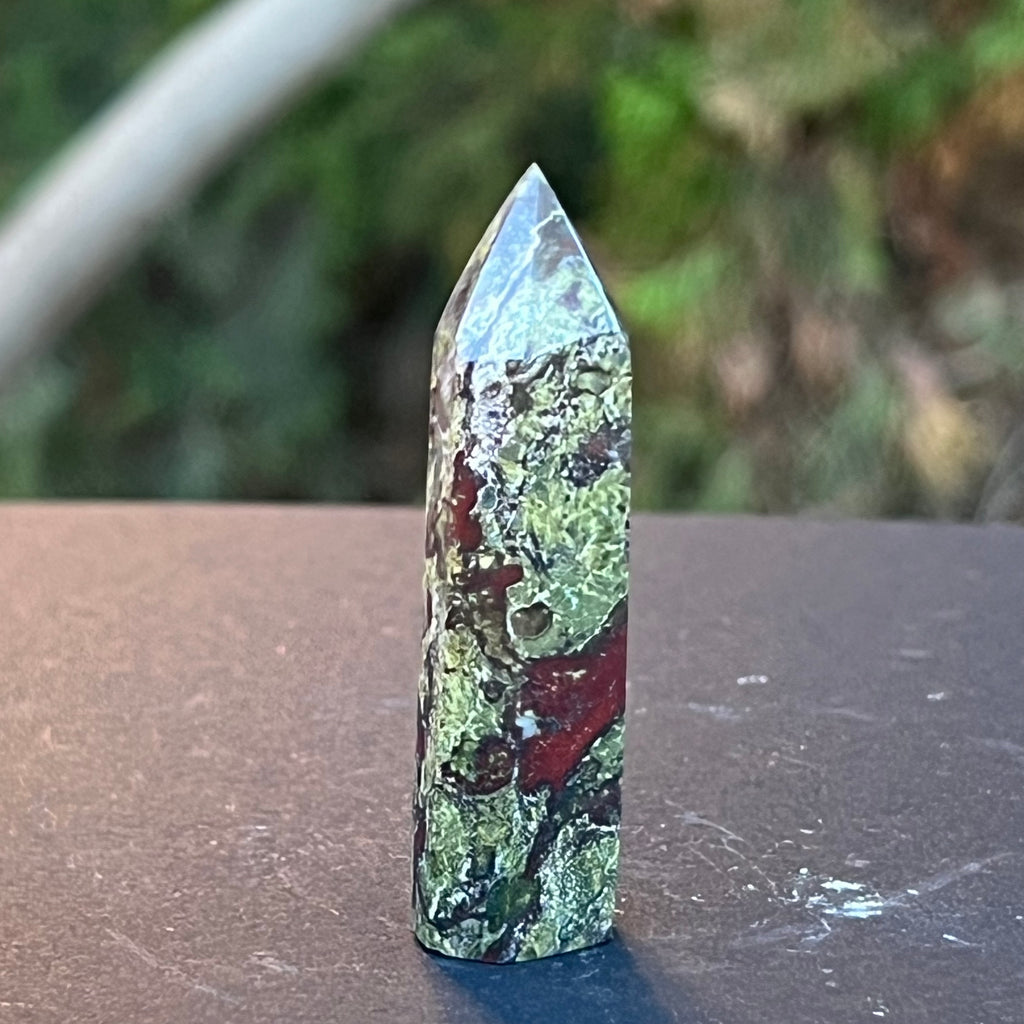 Obelisc mini piatra sangele dragonului (epidot&piedmontit) m8, druzy.ro, cristale 3