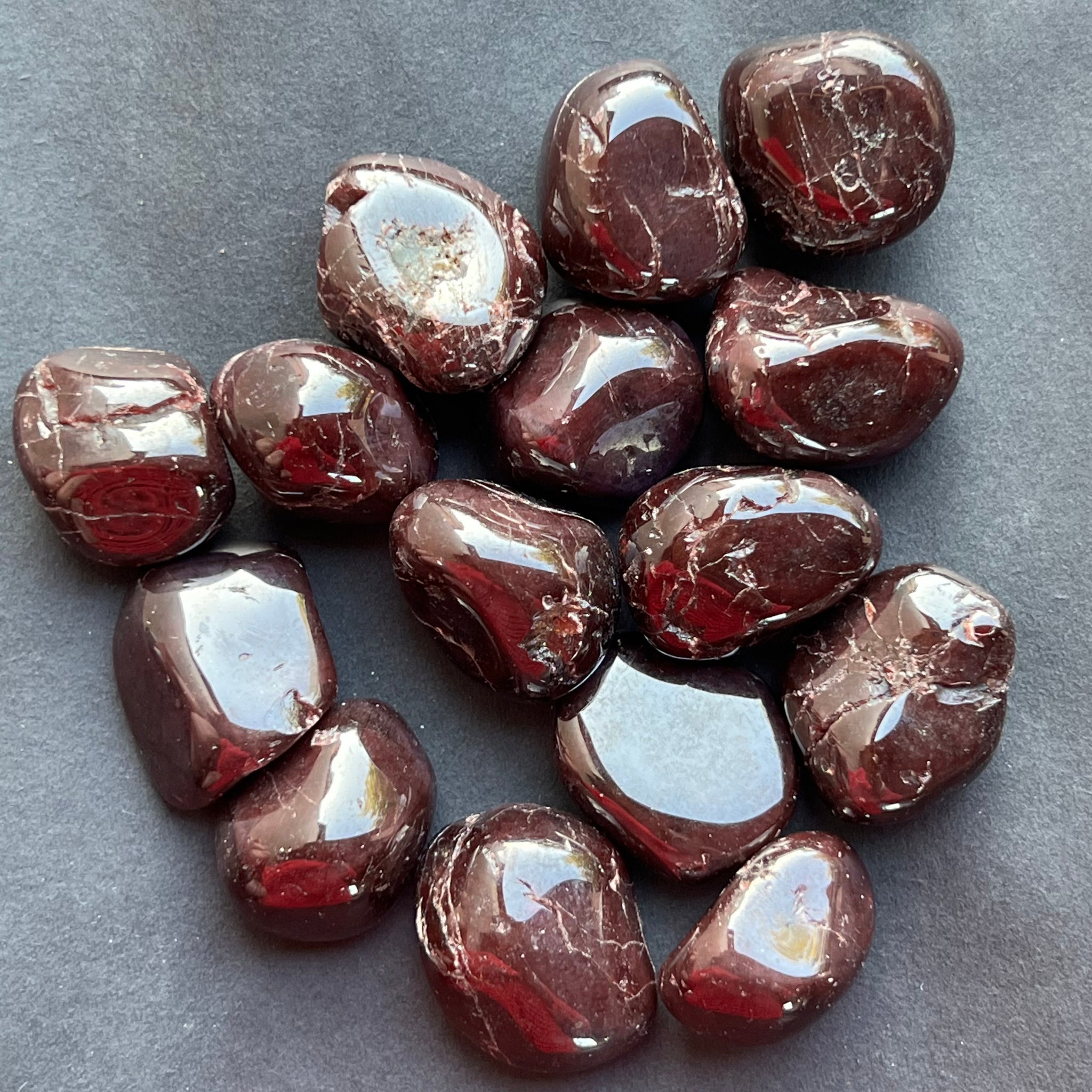 Garnet, the crystal of vital force and passion. Druzya – DRUZY