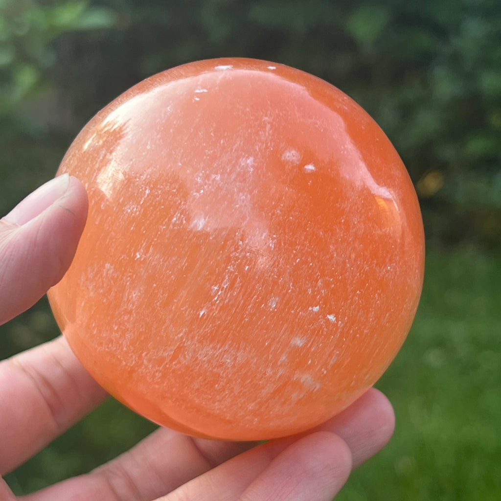Sfera selenit portocaliu 7 cm, pietre semipretioase - druzy.ro 5 