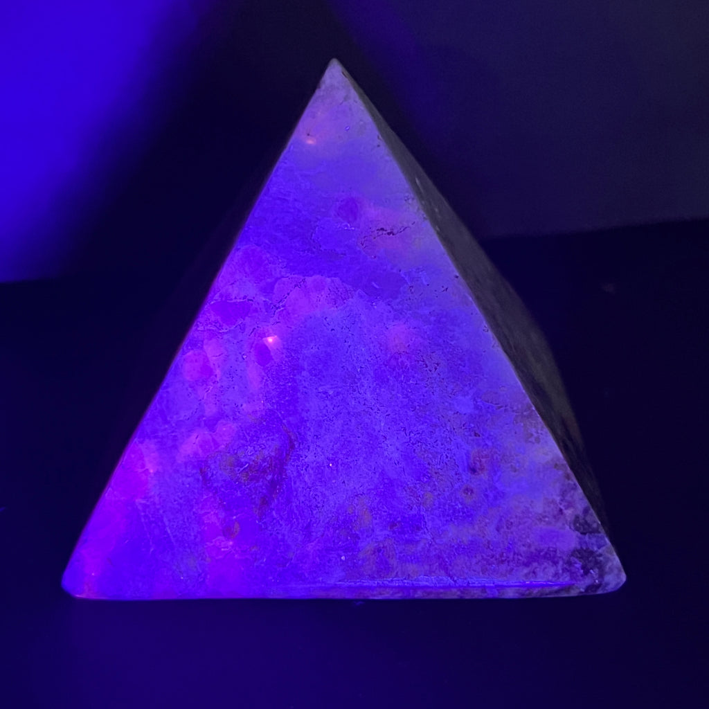 Piramida hackmanit Uv reactive  m2, pietre semipretioase - druzy.ro 6 