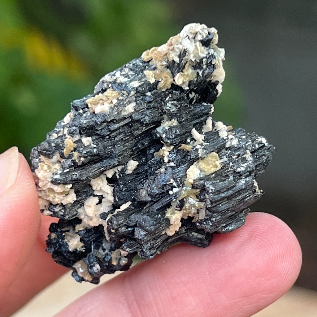 Cluster turmalina neagra cu vermiculita din Erongo m18, pietre semipretioase - druzy.ro 3 