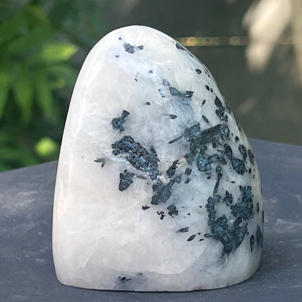 Sculptura turmalină neagră cu piatra lunii forma libera | Model 1, pietre semipretioase - druzy.ro 1 