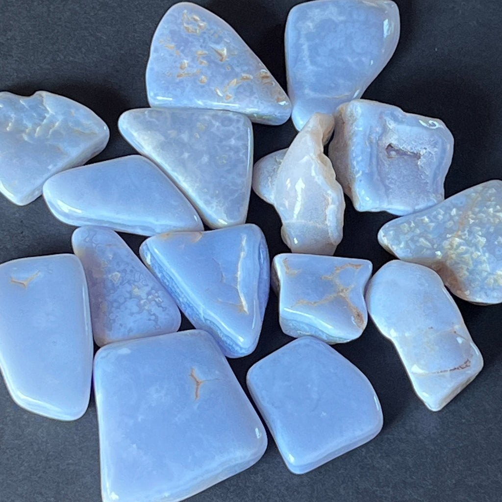 Calcedonie albastra /blue lace piatra rulata L, pietre semipretioase - druzy.ro 1 