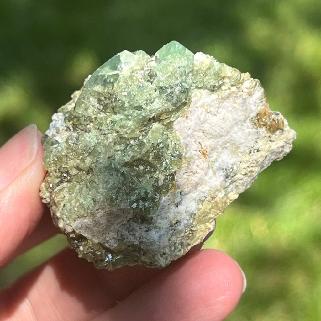 Cluster granat verde Demantoid pe matrice – specimen brut din Erongo, Namibia | Model 1, pietre semipretioase - druzy.ro 2 