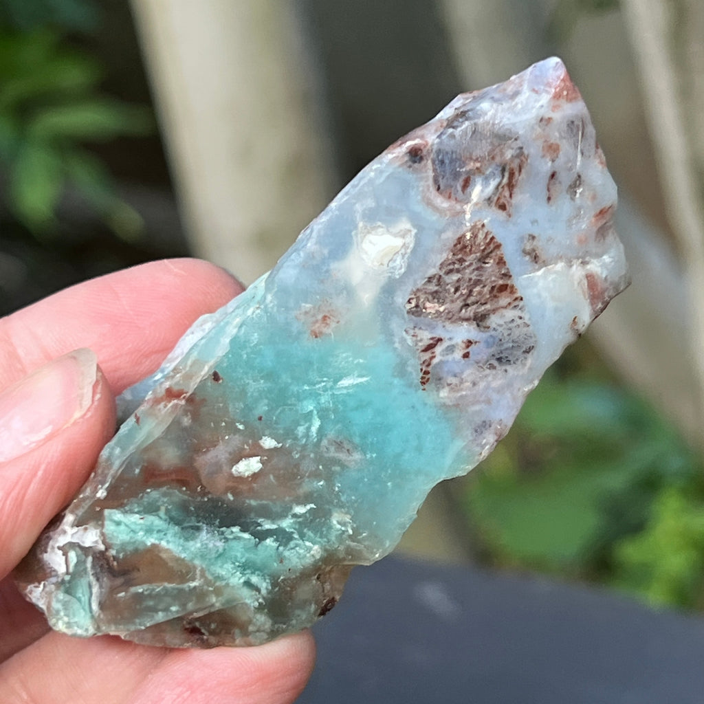 Piatra bruta polista pe o fata de calcedonie cu crom albastru-verzuie din Zimbabwe | Model 3, pietre semipretioase - druzy.ro 1 