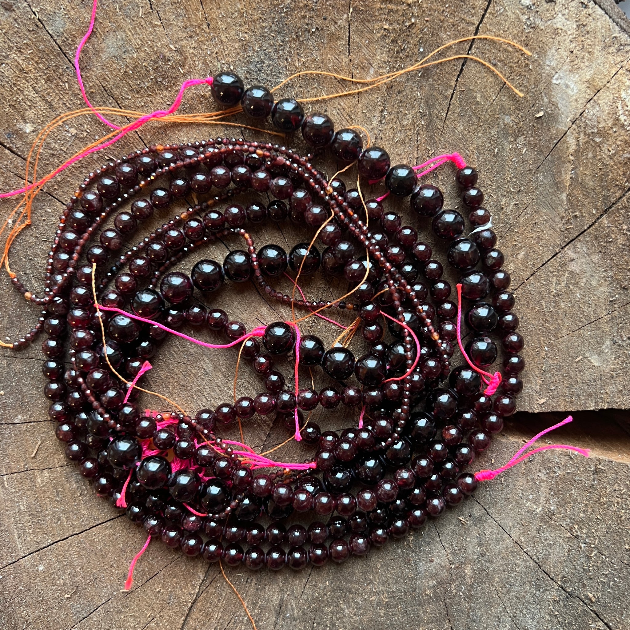 Garnet, the crystal of vital force and passion. Druzya – DRUZY