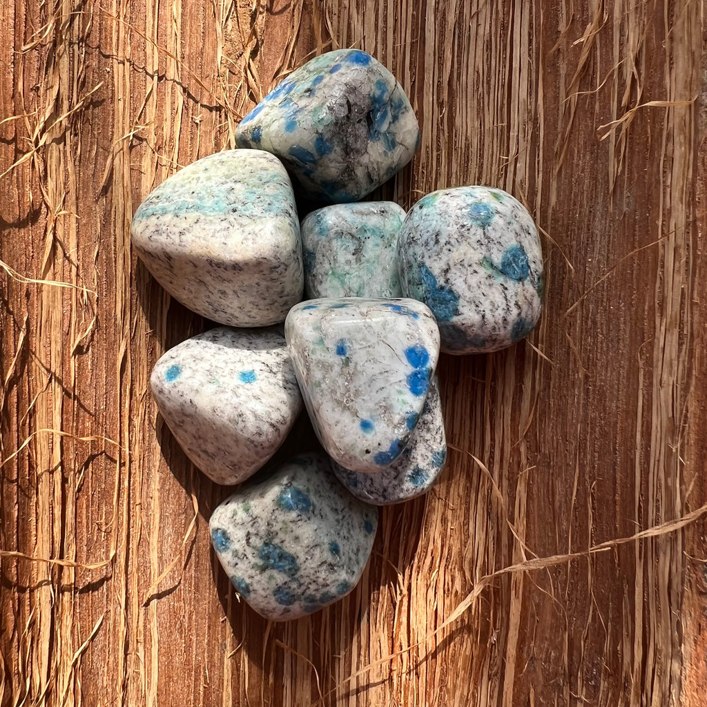 Piatra rulata K2 granit cu azurit mini, druzy.ro, cristale 4