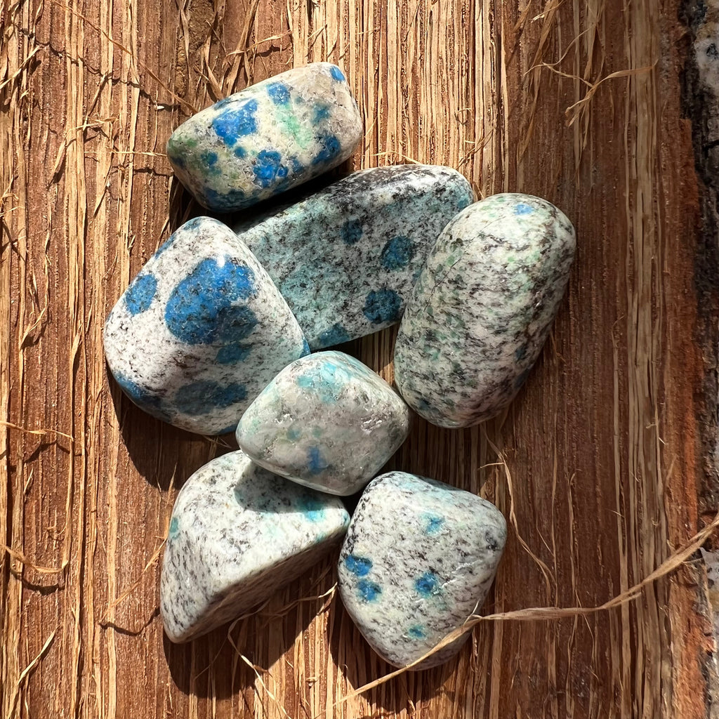 Piatra rulata  K2 Granit cu azurit 3.5 -4.5 cm, druzy.ro, cristale 3